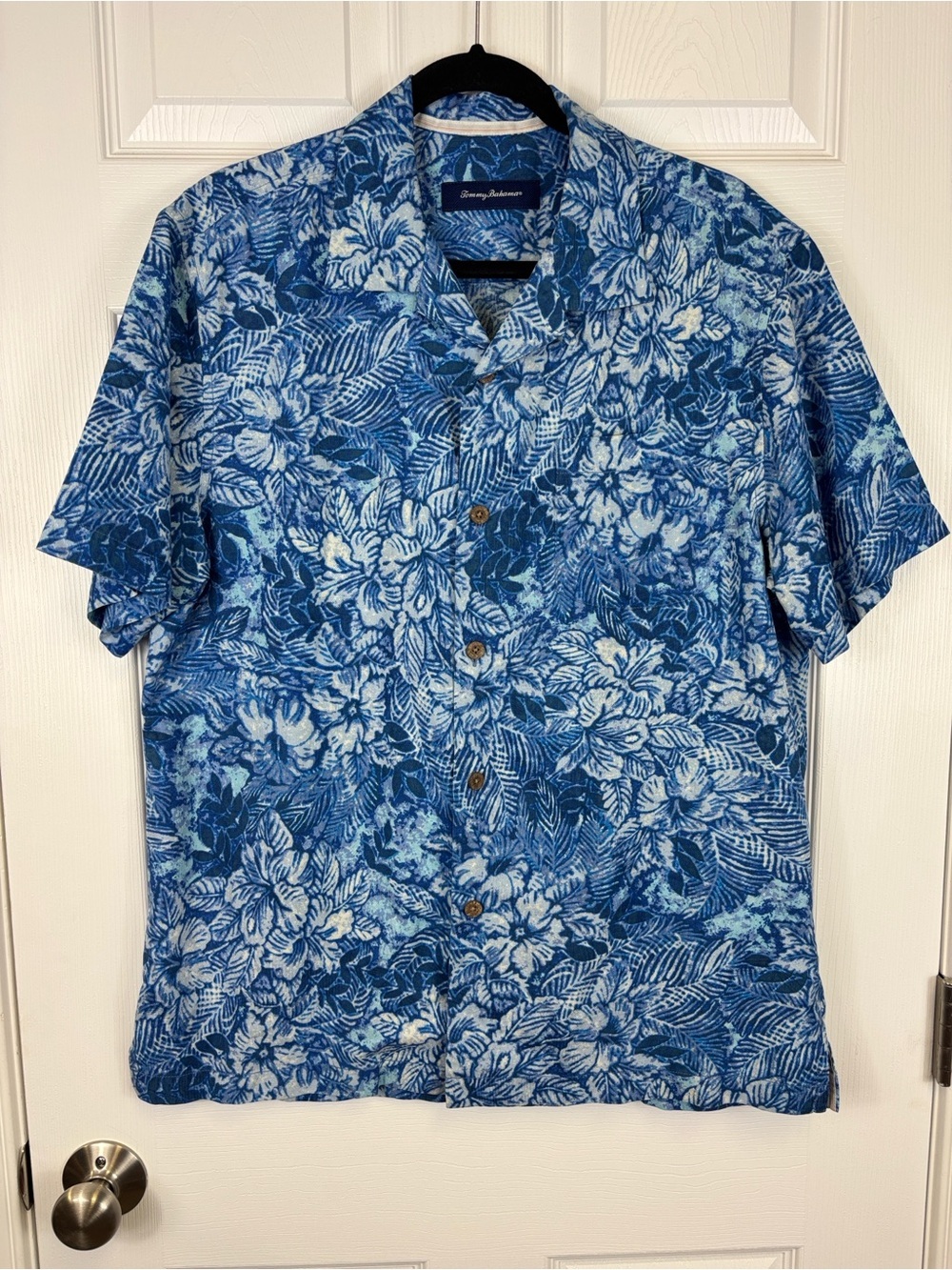 Tommy Bahama blue tropical floral silk blend button down short sleeve shirt med